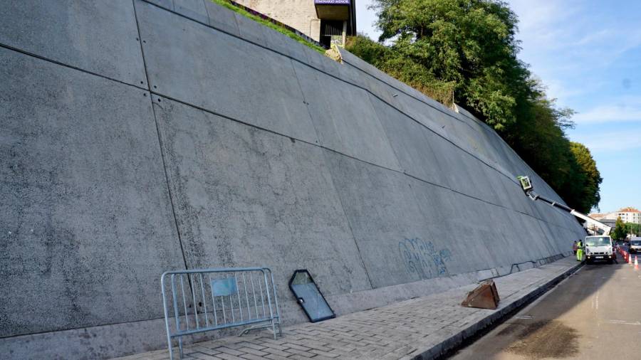 La nueva imagen del muro de la Avenida de Lugo, ayer, tras los trabajos de consolidación y limpieza. Foto: F. Blanco 