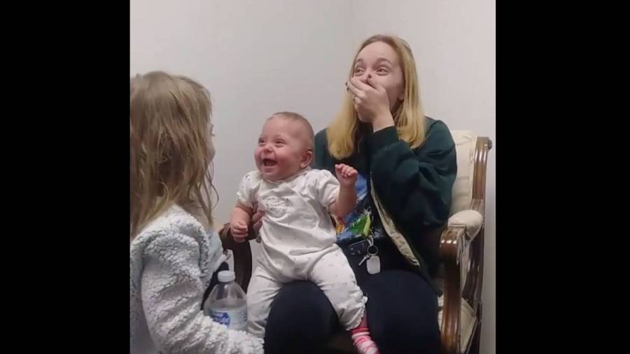 La risa de una bebé al escuchar por primera vez la voz de su hermana conmueve a internet