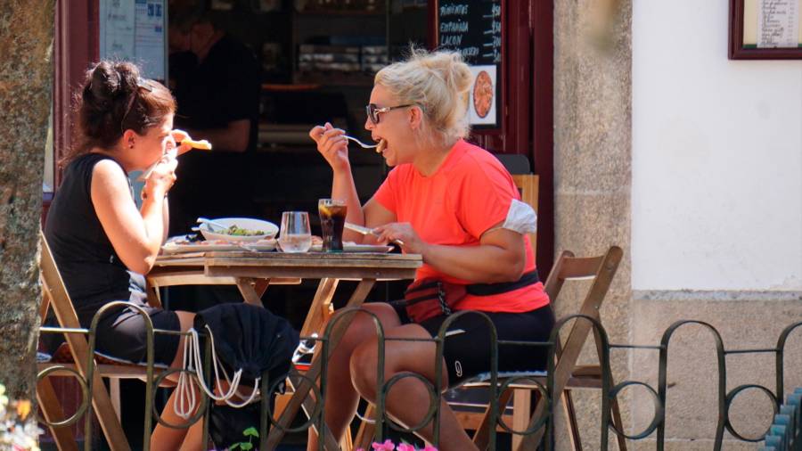 santiago. Dos mujeres en la terraza de un bar con aforo limitado y distancia social. Foto: Fernando Blanco