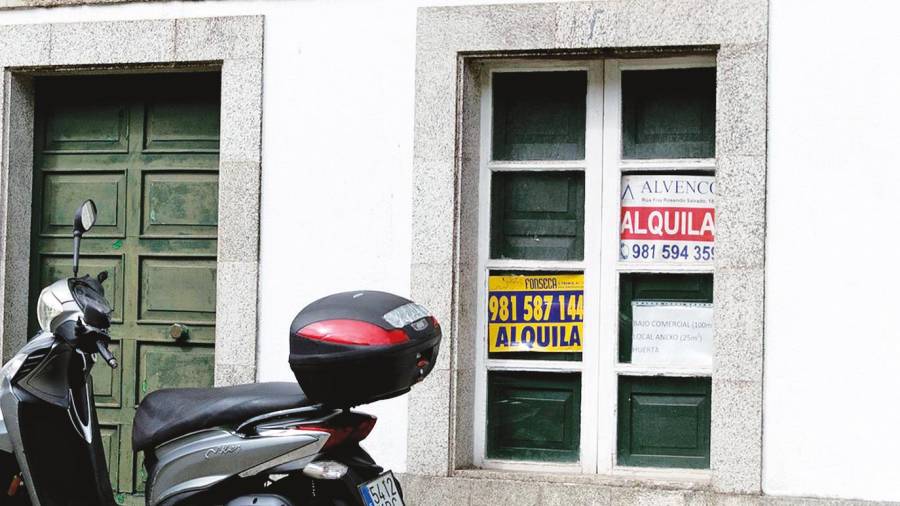 cada vez más caro. Imagen de archivo de una vivienda en Santiago con carteles de ‘se alquila’. Foto: Angy Álvarez