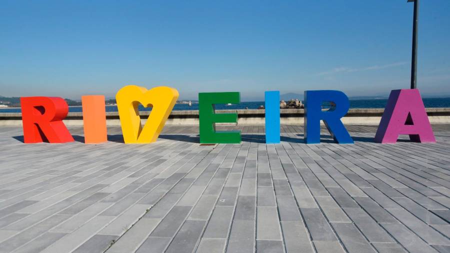 Mirador con las letras del topónimo de Ribeira. Foto: C.R.