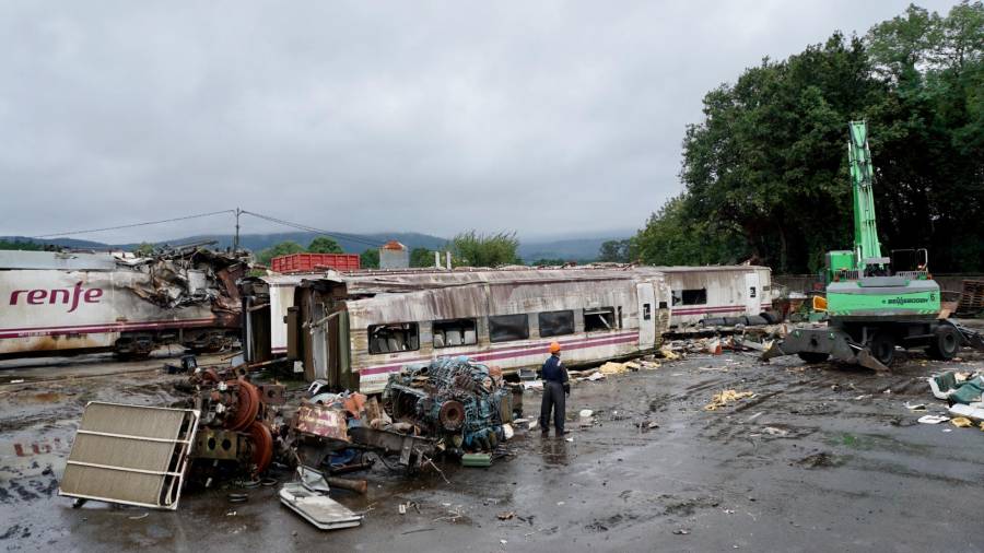 siniestro. Restos del Alvia, que sufrió el accidente en Angrois el pasado 24 de julio del 2013, acumulados en un depósito (Padrón). Foto: Fernando Blanco