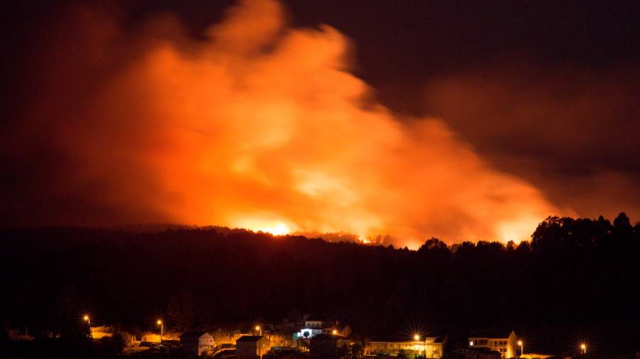 TOÉN (OURENSE), 07/08/2020.- Incendio forestal que permanece activo en el municipio orensano de Toén. EFE/Brais Lorenzo