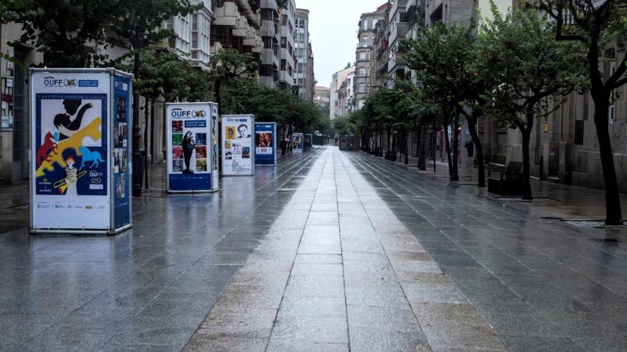 OURENSE (GALICIA), 04/10/2020.- A céntrica rúa do Paseo, en Ourense, completamente vacía, onte domingo. EFE/ Brais Lorenzo