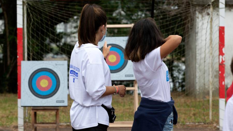 Unha das actividades de tiro con arco feita nun dos campamentos 2020 da Xunta de Galicia. Foto: Xunta