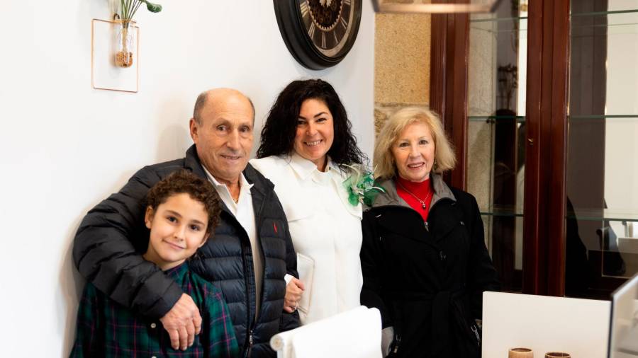 La doctora Carmen Vilanova en el medio acompañada de sus padres y su hijo Nico.