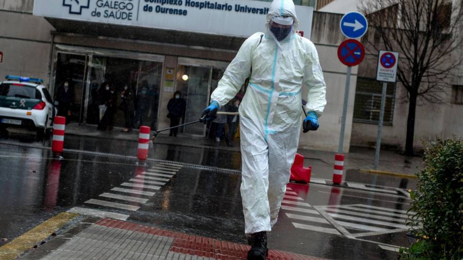 Un empleado municipal desinfecta el acceso al Complexo Hospitalario Universitario de Ourense (CHUO) ayer miércoles. EFE/Brais Lorenzo