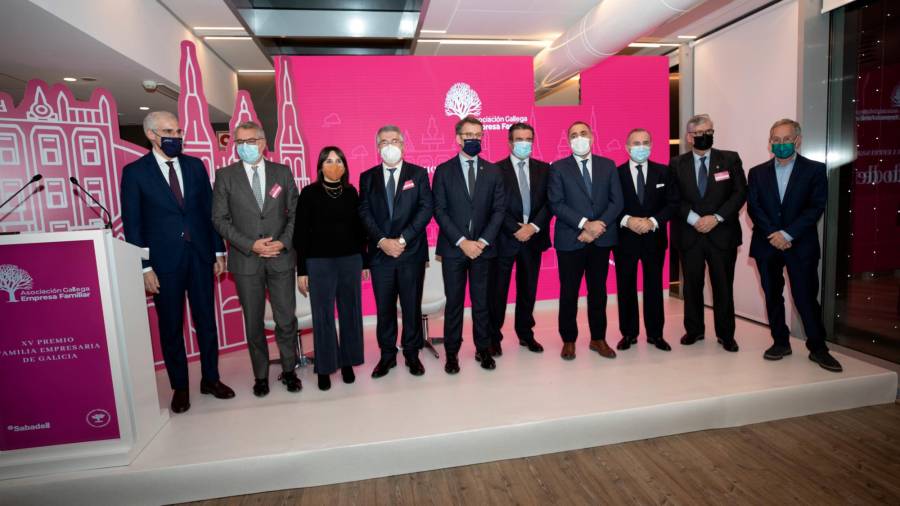 Foto de grupo con los miembros de la empresa premiada, Feijóo, Francisco Conde, María Jesús Lorenzana, los titulares de AGEF y la CEG, Junceda y Ángel Carracedo, entre otros