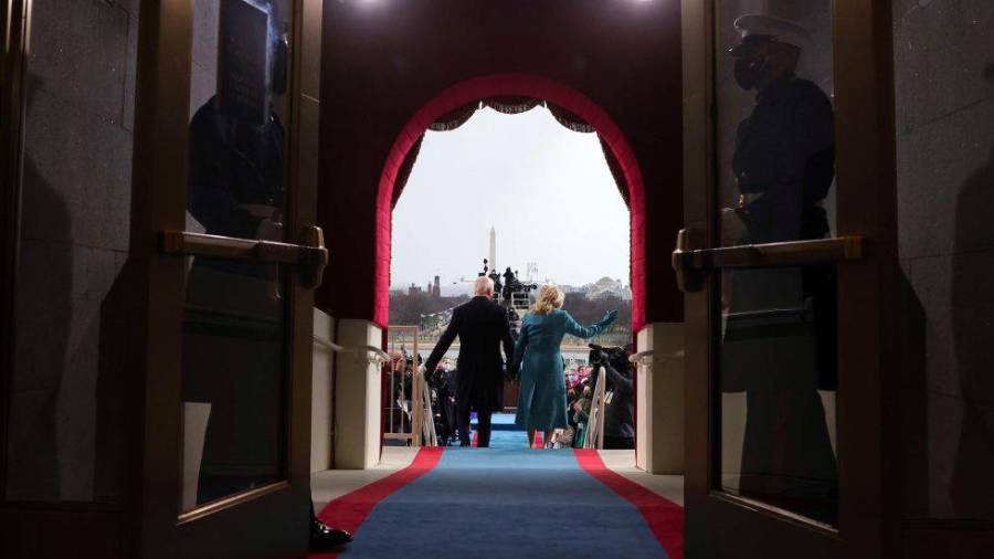 Biden llega a la ceremonia de investidura acompañado de su esposa. (Fuente, elpais.com)