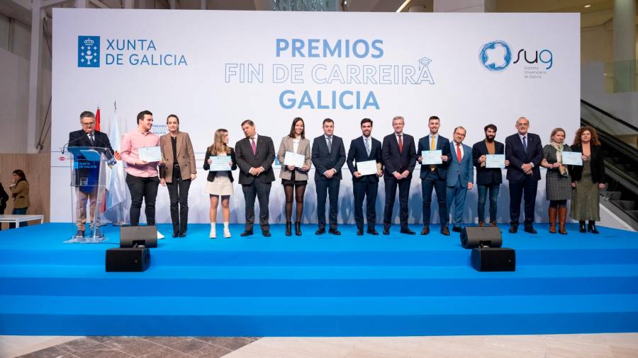 Alfonso Rueda, acompañado de Román Rodríguez participa en el acto de entrega dos Premios Fin de Carreira de la Comunidad Autónoma de Galicia 2021