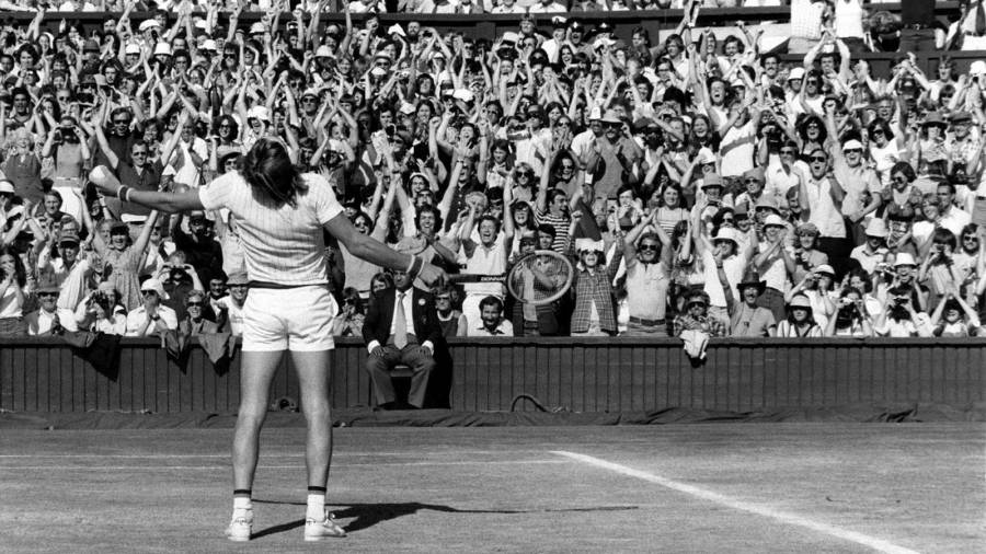 1977. El tenista Björn Borg mirando al cielo tras ganar el torneo de Wimbledon. (Fuente, www.momentosdelpasado.blogspot.com)