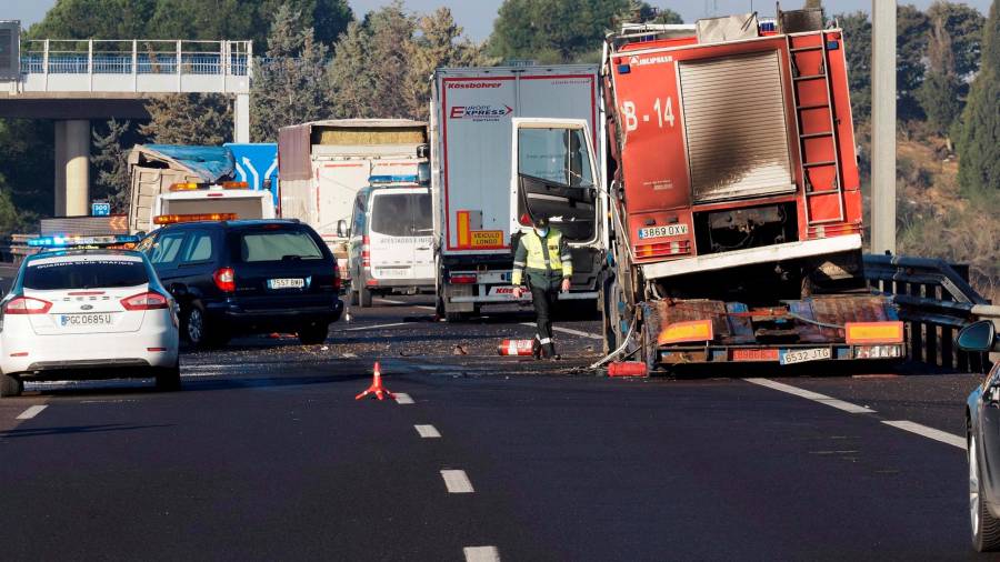 Tres personas han muerto este lunes atropelladas por un camión en el enlace de las autovías A-6 y A-62, en Tordesillas (Valladolid), cuando auxiliaban a otro conductor que se había parado en el lateral de la vía. FOTO: EFE/ R. García