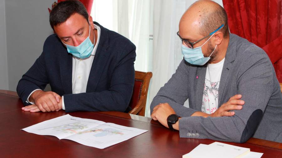 Valentín González, esq., e David Santomil asinan o convenio para financiar as obras. Foto: D.A.C. 