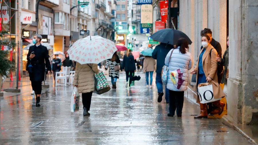 compras. Gente paseando y visitando tiendas en la calle Príncipe de Vigo, la más comercial de Galicia. Foto: Efe
