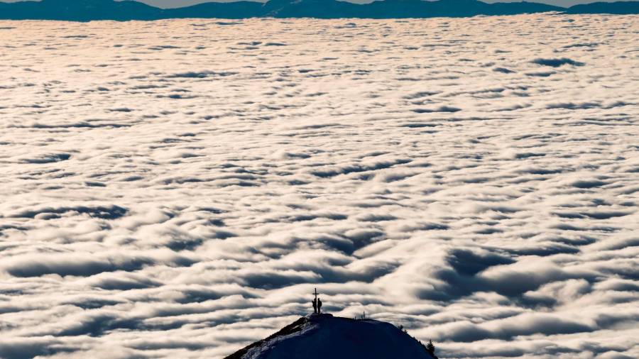 Un océano de nubes visto desde la montaña Malenson en el cantón de Friburgo, Suiza. (Autor, Jean-Christophe Bott para EFE).