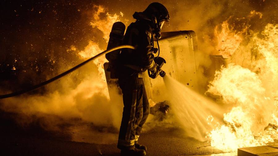 Un bombero extingue el fuego de una barricada en las protestas registradas en Barcelona tras el arresto e ingreso en prisión del rapero Pablo Hásel. FOTO: Matthias Oesterle/ZUMA Wire/DPA vía Europa Press