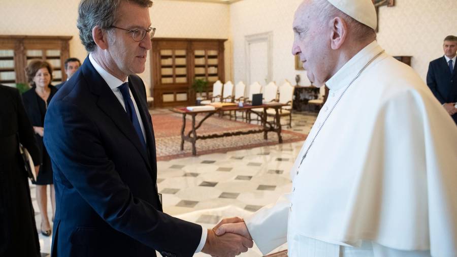 Feijóo, en el Vaticano: “El papa conoce muy bien a los gallegos y le tiene un gran aprecio a nuestro pueblo; eso ayuda mucho”