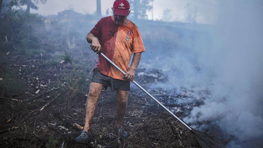 verín. Un vecino limpiando lo poco que queda de sus tierras. Foto: Brais Lorenzo / Efe