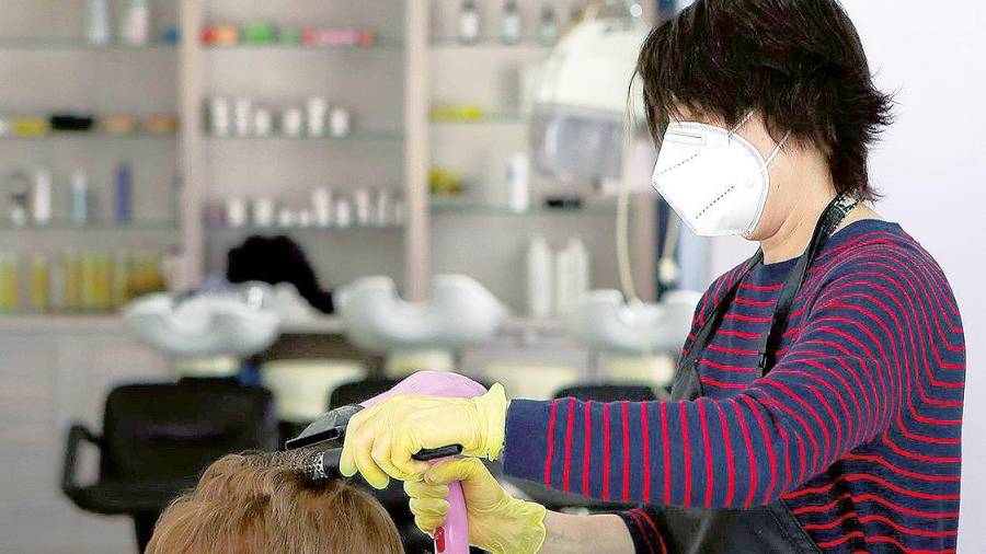 Una peluquera en su negocio, el de un sector afectado por la carestía de la luz. Foto: E.P.