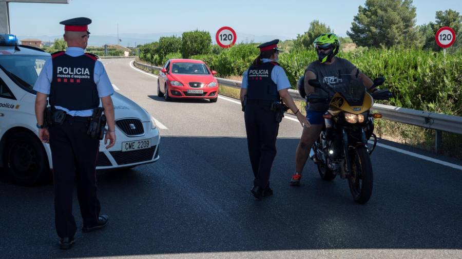 TORREGROSSA (LLEIDA), 05/07/2020.- Control policial en la carretera N240 del la comarca del Segria, utilizadaa para ir a las playas de Tarragona. EFE/Ramón Gabriel