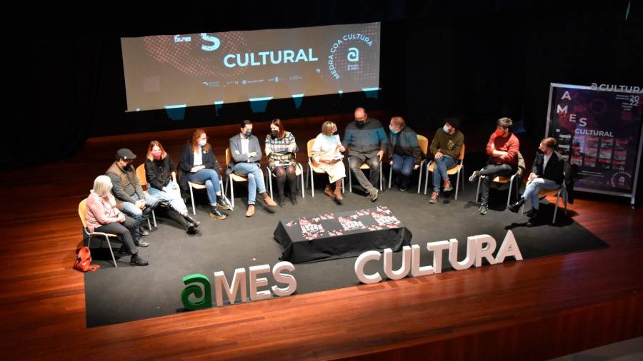 Sutil, quinto por la izquierda, con la edil González, sexta, actores y técnicos en la presentación cultural. Foto: CA