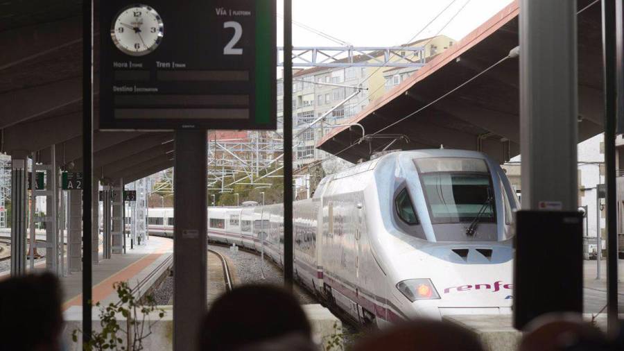 Tren en las vías de la estación de Santiago de Compostela. Foto: Rosa Veiga - Europa Press