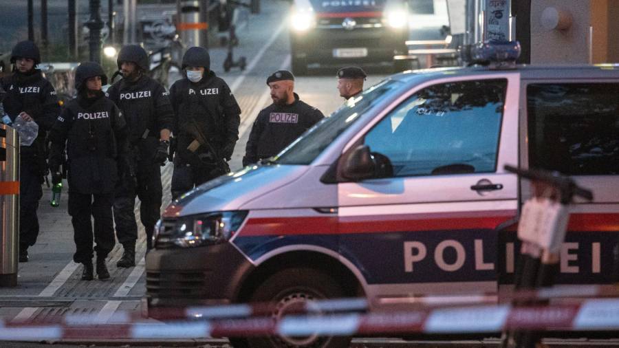 Policía de Austria en la capital Viena. FOTO:EFE/EPA/CHRISTIAN BRUNA