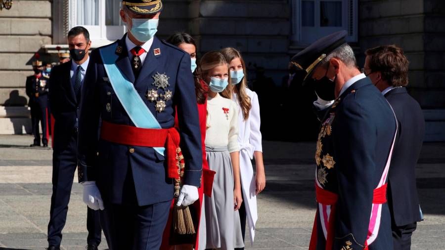 Los reyes Felipe y Letizia saludan durante el acto organizado con motivo del Día de la Fiesta Nacional, en Madrid este lunes. FOTO: EFE/Kiko Huesca/POOL
