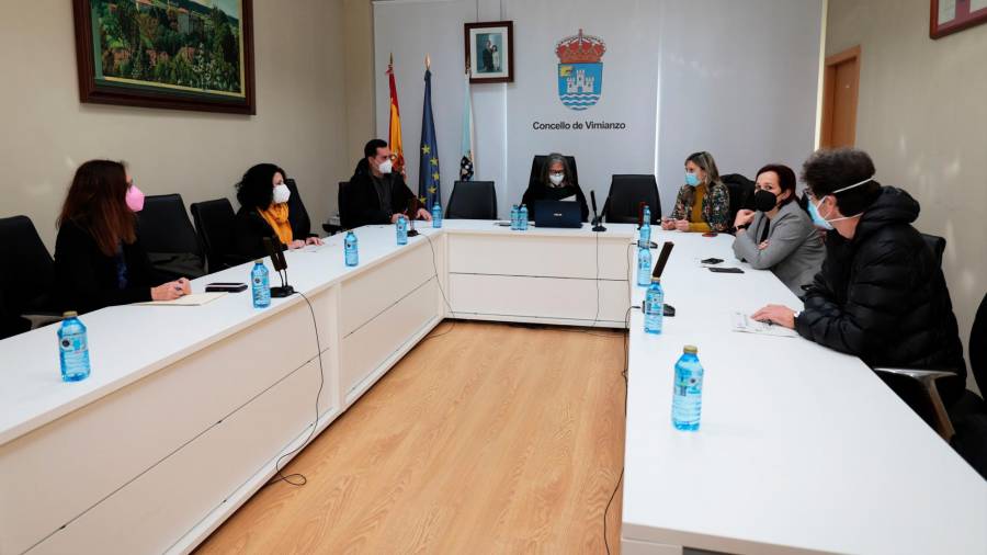 Xuntanza de alcaldes e alcaldesas coa subdelegada do Goberno, no centro. Foto: C. Vimianzo