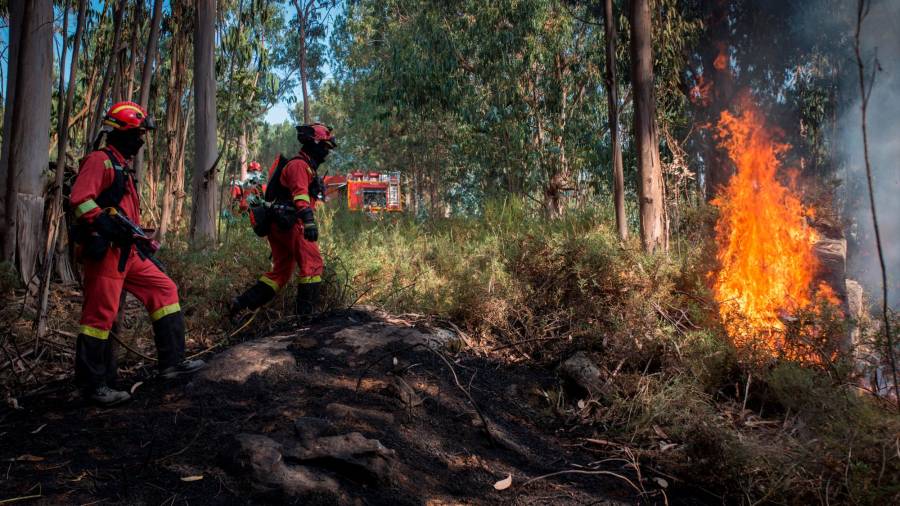 GRAF9934. TOÉN (OURENSE), 08/08/2020.- Efectivos de la Unidad Militar de Emergencias realizan labores de extinción en el incendio forestal que permanece activo en el municipio orensano de Toén. //EFE// Brais Lorenzo