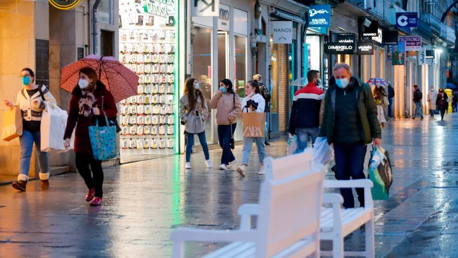 vida. Ciudadanos pasean en una calle comercial tras comenzar la desescalada gradual (Vigo). Foto: Marta Vázquez 