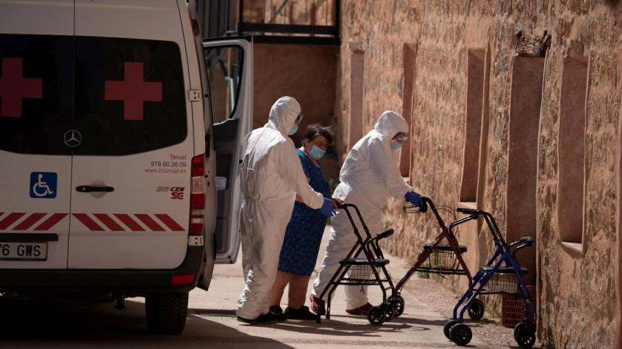 TERUEL, 30/07/2020.- Residentes de la residencia de Burbagena (Teruel) son trasladados a la residencia de GEA de Albarracín (Teruel), tras haberse registrado un brote de coronavirus. EFE/Antonio Garcia