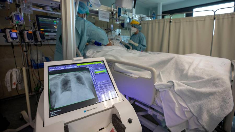 En primer término puede verse una pantalla que refleja el estado de los pulmones de un paciente ingresado por COVID Foto: Ana Varela