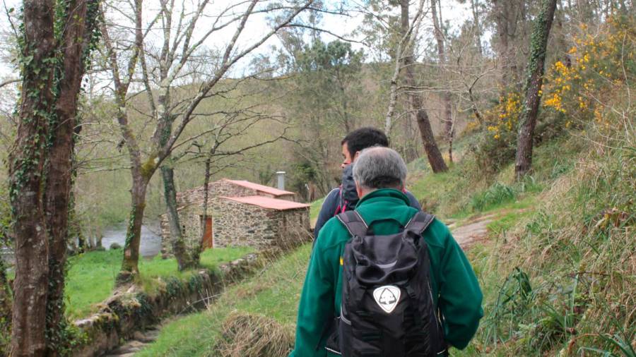 Sendeiristas á beira do Anllón durante unha das rutas organizadas pola asociación ambiental Senda Nova. Foto: S. N.