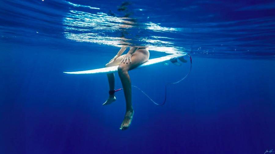 Chica surfera. (Fuente. www.atlasbeach.com)