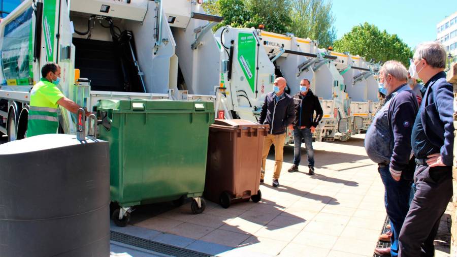 Presentación dos novos catro camións do servizo de recollida do lixo de Carballo. Foto: C. C.