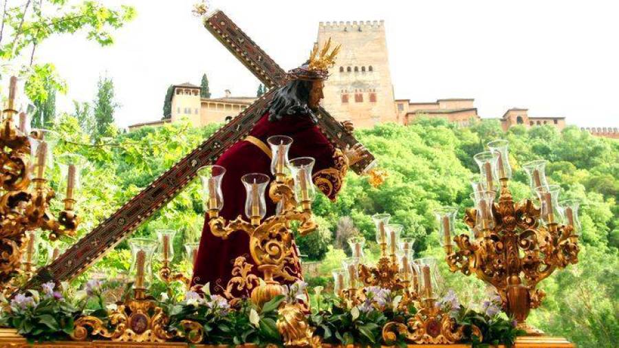 Andalucía. Los pasos de Granada sorprenden por su vistosidad y colorido. La procesión del Cristo de los Gitanos es una de las más sentidas. (Fuente, nationalgeographic.es)