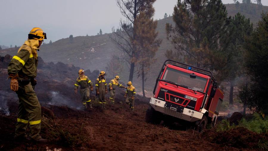 Una brigada contra incendios forestas con camión motobomba en Lobios. Foto: Brais Lorenzo 