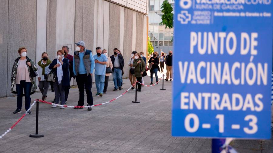 A CORUÑA, 08/05/2021.- Varias personas hacen cola antes de entrar a vacunarse en ExpoCoruña en A Coruña este sábado. Galicia ha registrado 191 contagios por covid-19 en las últimas 24 horas, 4 menos que el día anterior, lo que lleva el número de casos activos a 3.023 (-41), en una jornada en la que también desciende la presión hospitalaria, tanto en UCI como en planta. EFE/ Moncho Fuentes