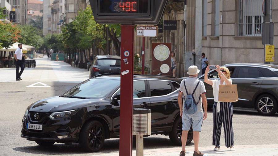 Un termómetro marca los 49 grados en Ourense, hace días. Foto: Rosa Veiga / E.press