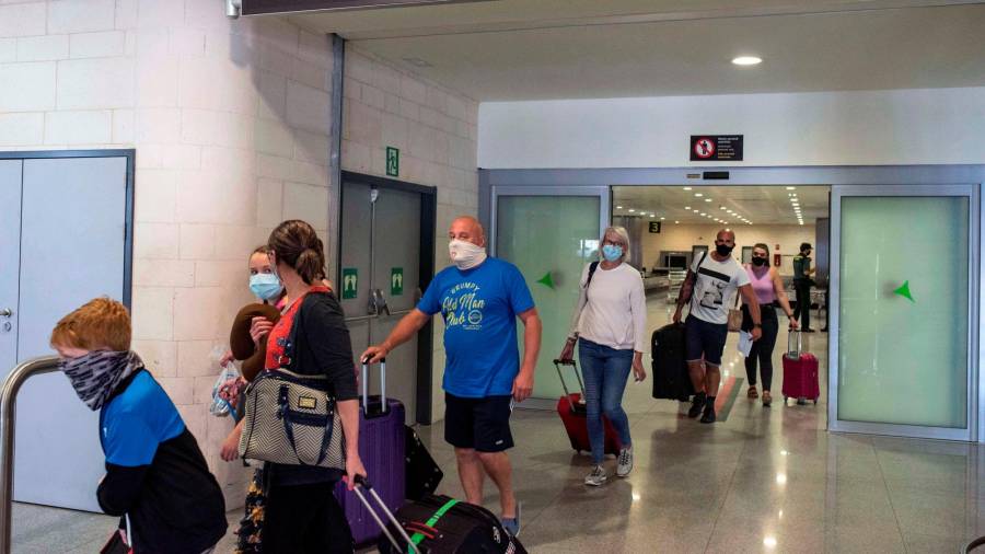 viajes Varias turistas llegan al aeropuerto de Menorca en un vuelo procedente de Londres, este lunes. Foto: EFE