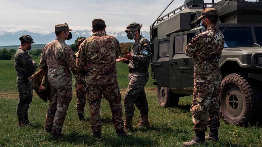charla. Militares nacionales charlan con los de otros países aliados en el Ejercicio Steadfast Defender 2021 en Cincu (Rumania). Foto: Brilat