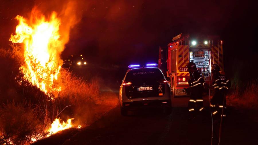 GRAF6628. CUALEDRO ( ORENSE ), 30/07/2020.- Imagen de las llamas del incendio registrado este miércoles en el ayuntamiento de Cualedro (en Ourense), que afecta también al municipio de Monterrei y sigue avanzando sin control, superando ya las 1.000 hectáreas calcinadas, lo que le convierte en el más grande de la temporada en Galicia, con daños en infraestructuras, huertas y fincas. EFE / Sxenich.