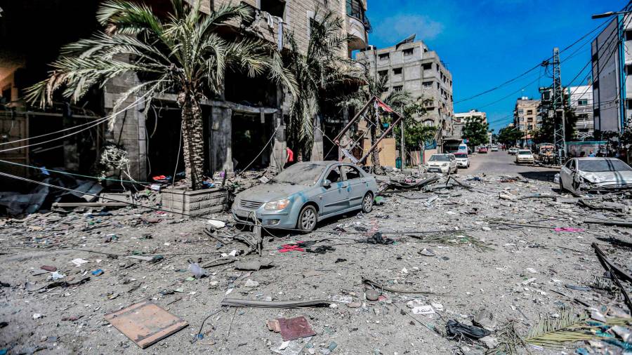 16 de maio de 2021, territorios palestinos, cidade de Gaza: unha visión xeral dos danos en edificios e rúas próximas ao hospital Al-Shifa, causados ​​por un ataque aéreo israelí, no medio do intenso estalido da violencia israelí-palestina. Foto: Mohammed Talatene / dpa