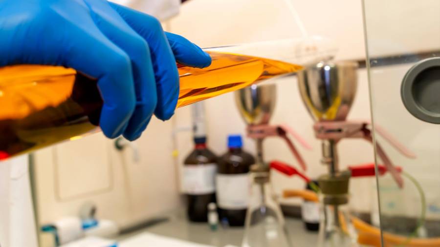 En el laboratorio de Repsol se hacen los análisis de calidad de las materias primas y los productos como este biocombustible que utiliza aceites de cocina. Foto: Gallego