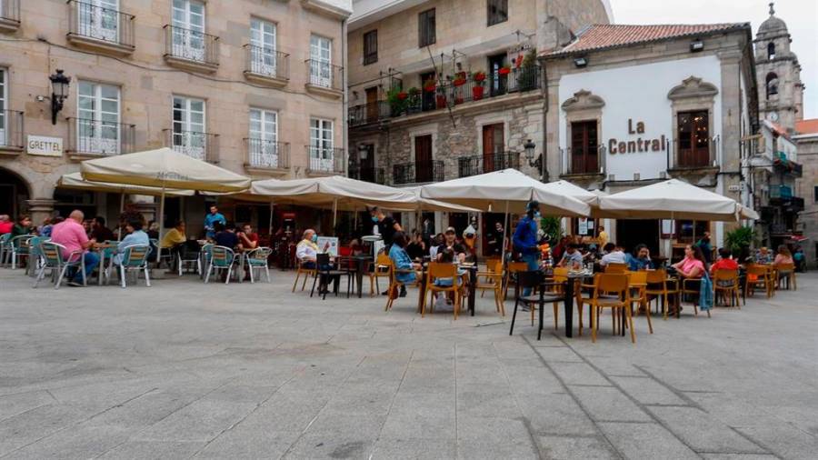 pontevedra. Varias personas en las terrazas del centro histórico. Foto: Marta Vázquez / E.P.