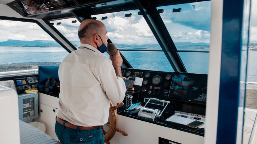 el capitán. Gonzalo Naveiro, al mando del catamarán mientras explica lo que nos depara la costa. Foto: P.Amati
