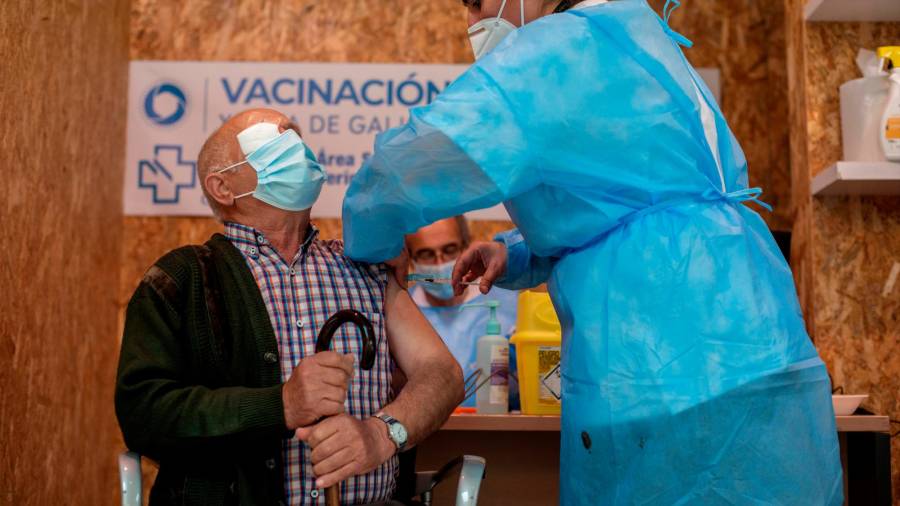 OURENSE, 06/05/2021.- Un hombre recibe la vacuna contra la Covid-19 en Expourense durante la campaña masiva que se lleva a cabo en Galicia. EFE/Brais Lorenzo