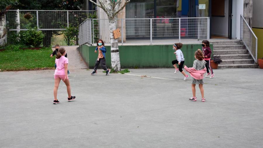 Nenos xogando onte no CEIP de Ventín. Foto: C.A 