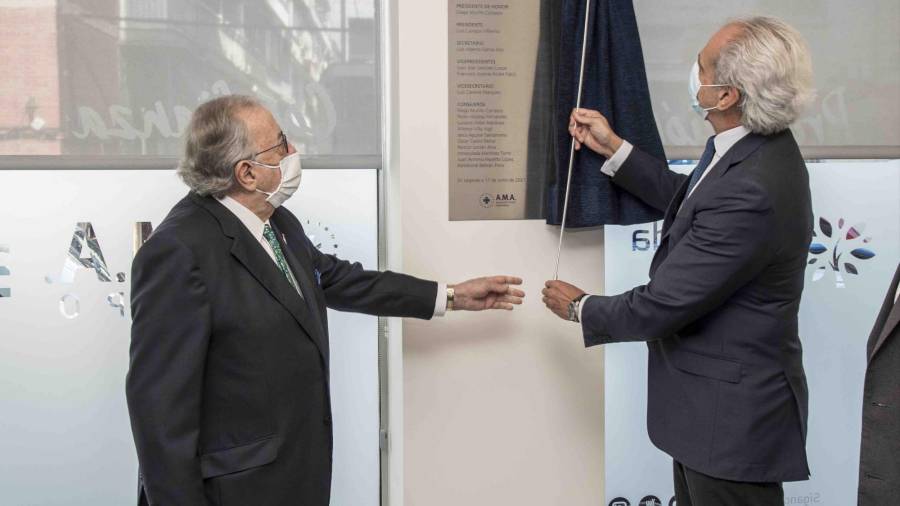 El presidente de Honor de A.M.A., Diego Murillo, con el consejero de Sanidad de la Comunidad de Madrid, Enrique Ruiz Escudero, durante la inauguración de la sede de la mutua en Leganés. FOTO: Adolfo Callejo Ventura